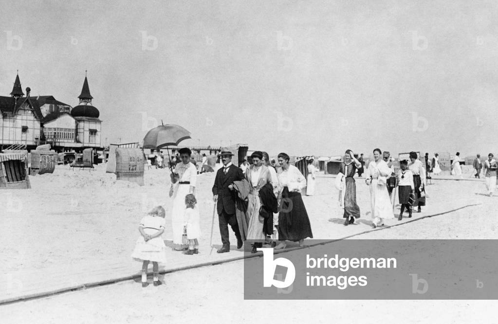 Baltic Sea beach, 1918 (b/w photo)