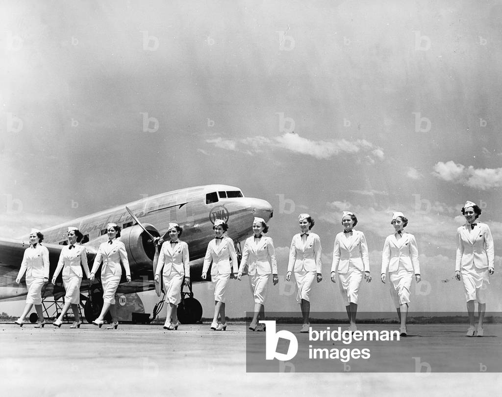 Stewardesses of the American TWA in front of a Douglas DC 3, 1938 (b/w photo)