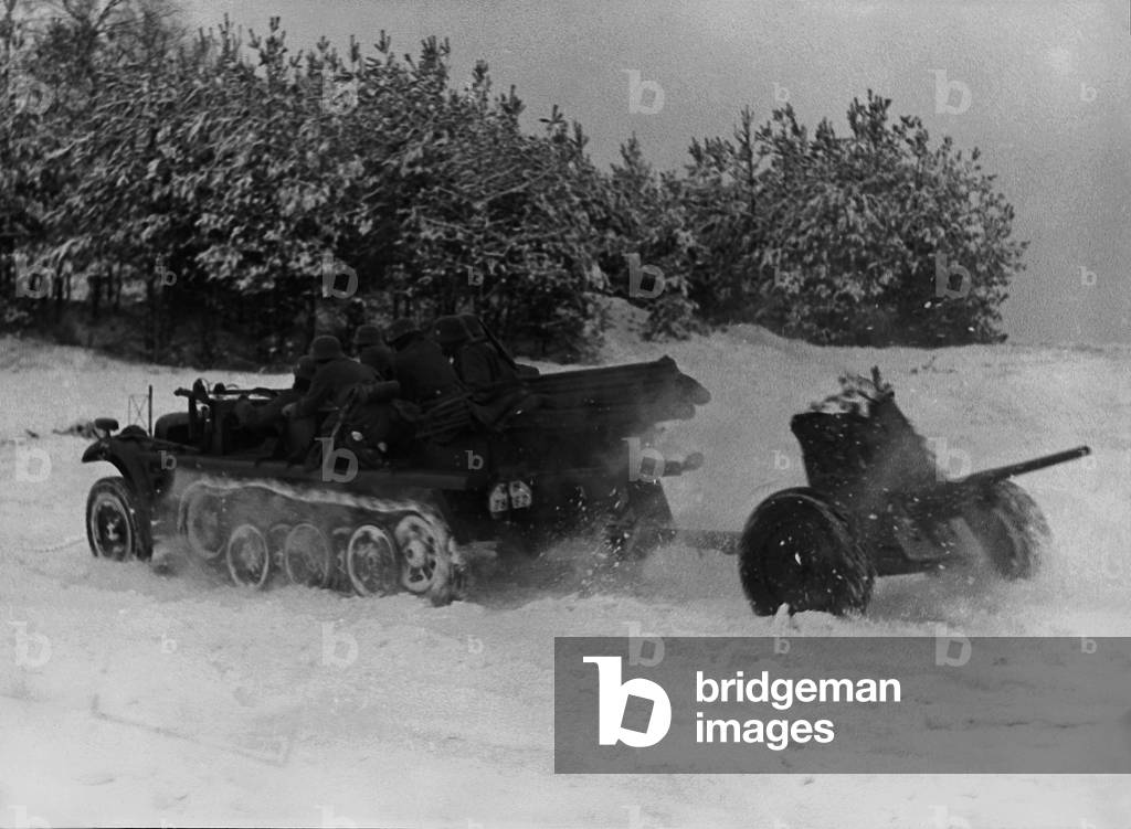 German towing vehicle with anti tank cannon, 1941 (b/w photo)