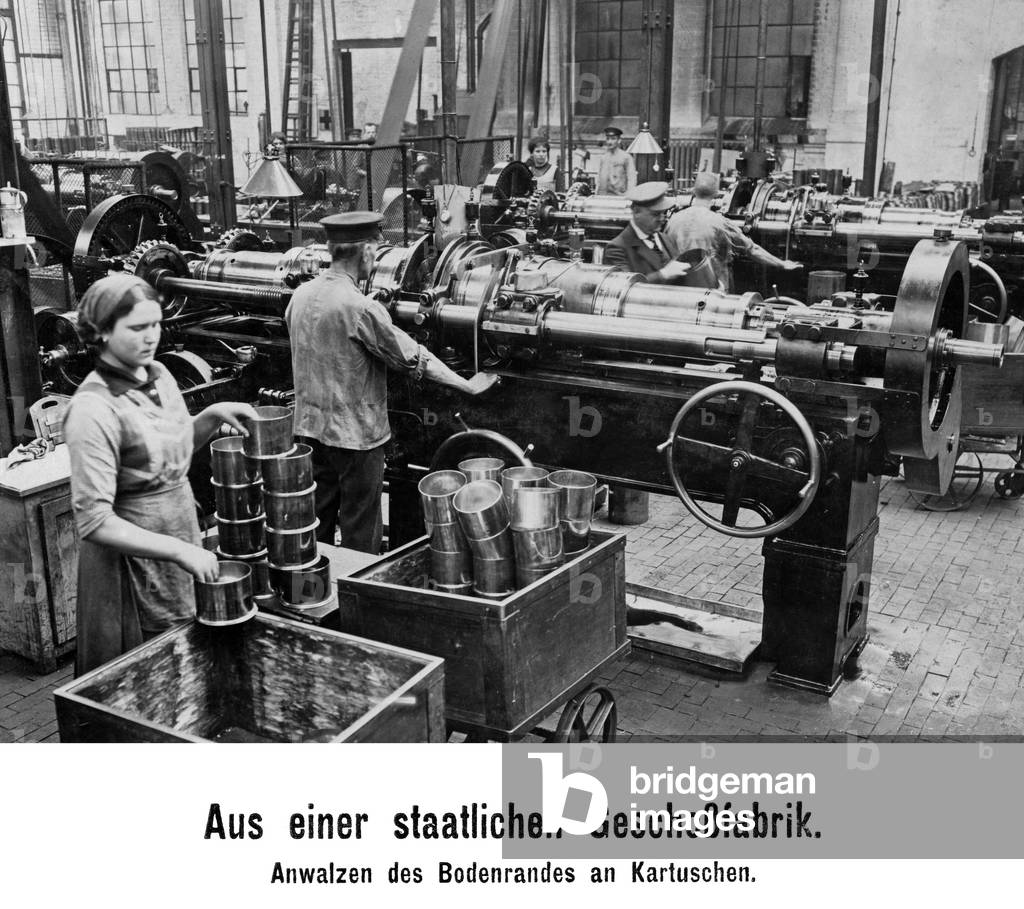 In a state-owned ammunition factory, 1916 (b/w photo)