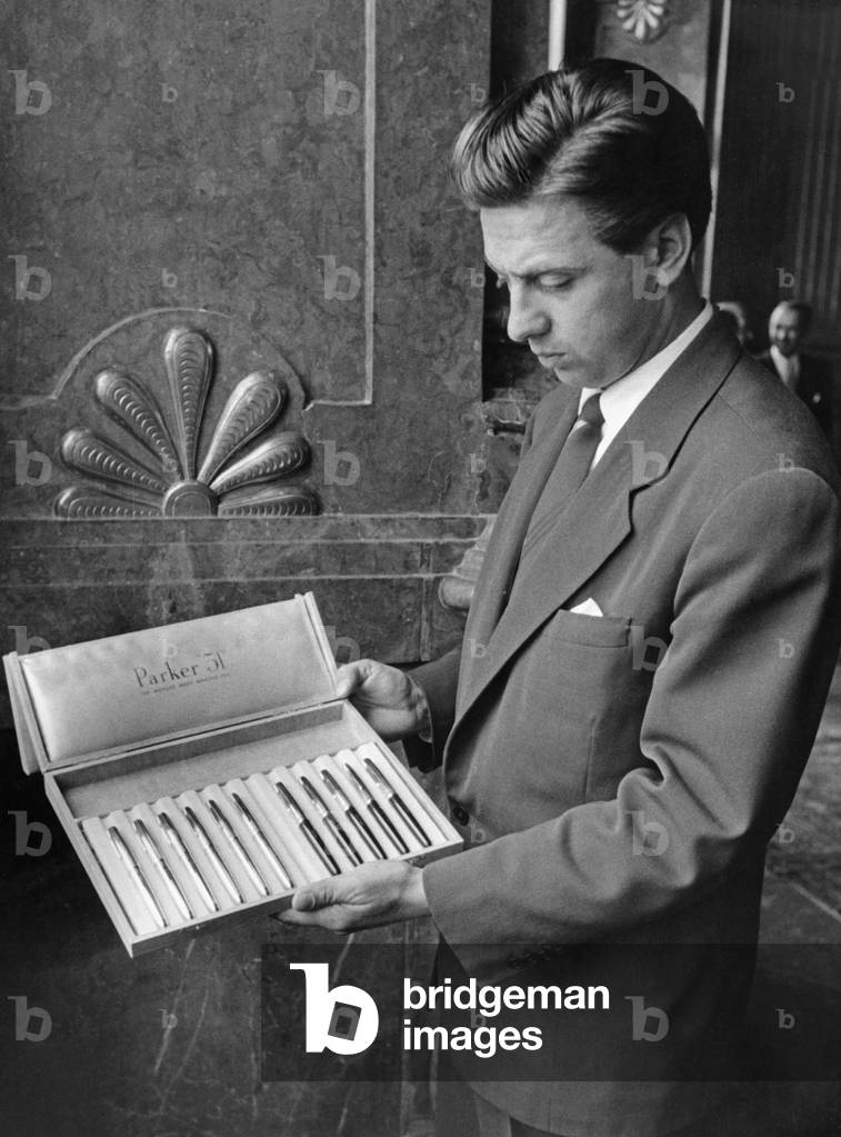 Presentation of a writing set, 1955 (b/w photo)