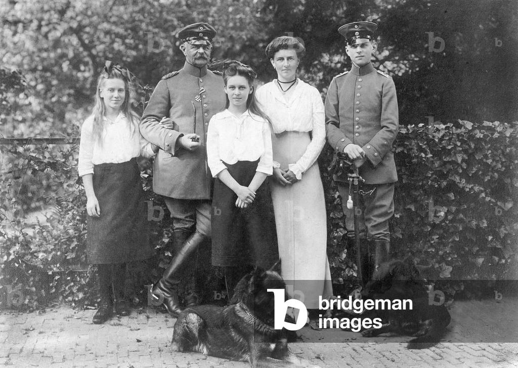 August von Oldenburg with family, 1914 (b/w photo)
