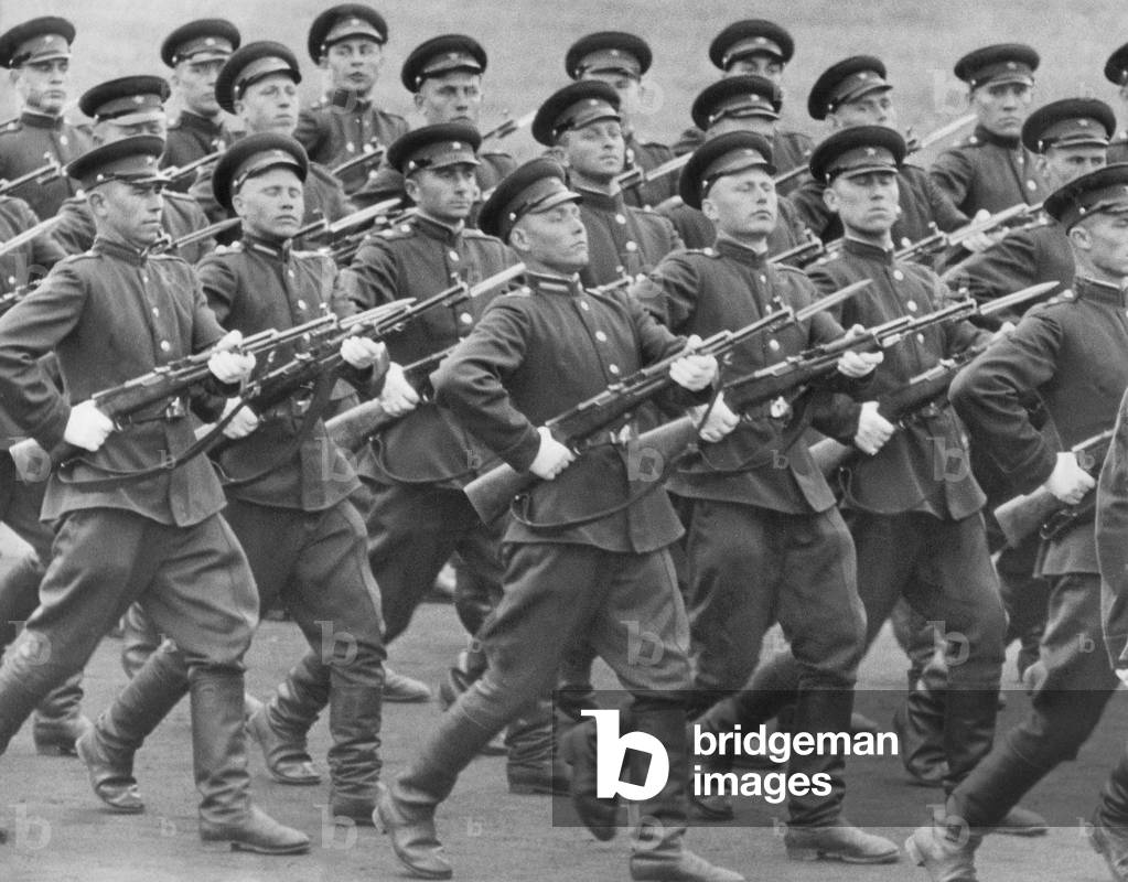 Soviet soldiers at a parade in the GDR, 1960 (b/w photo)
