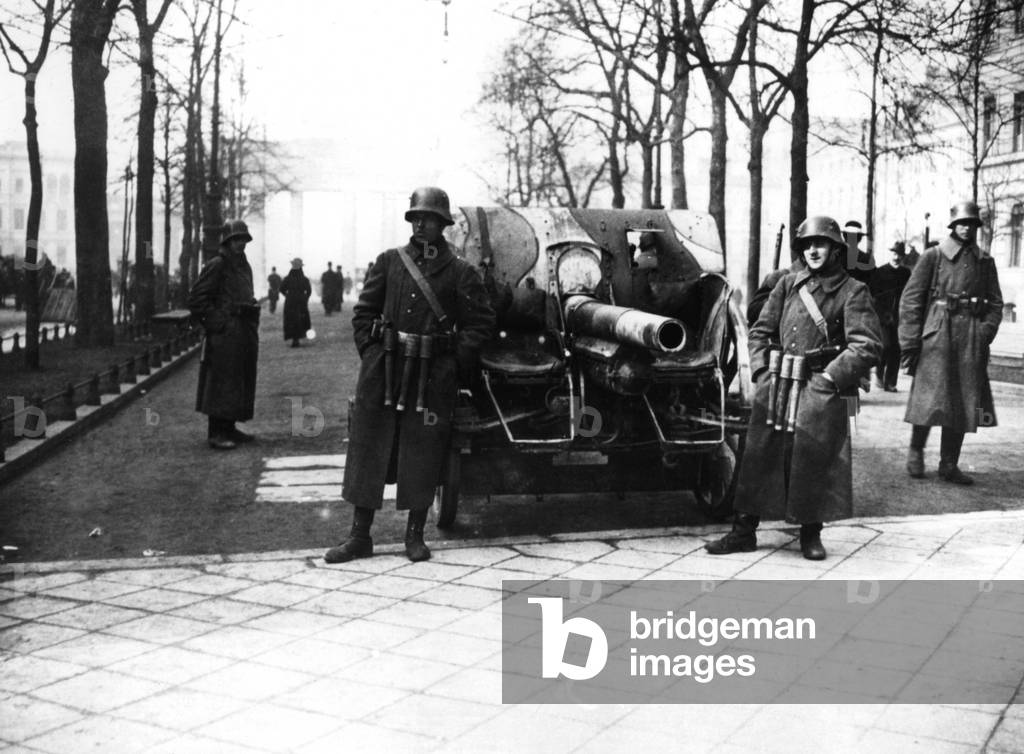 Government troops at the Brandenburg Gate, 1919