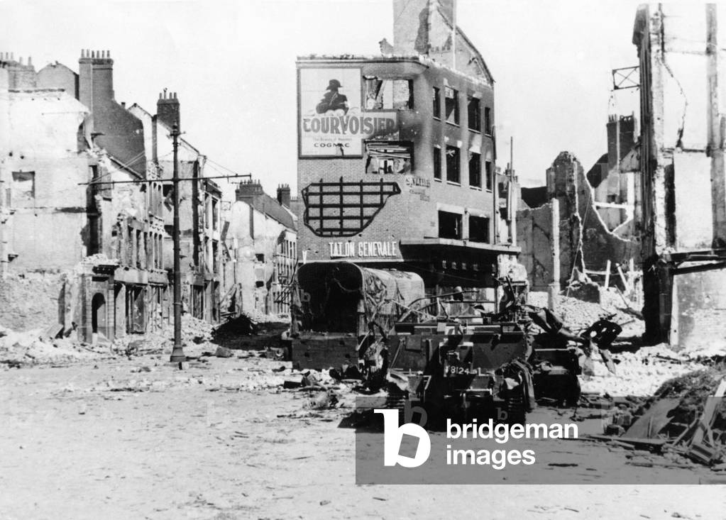Destroyed city in France, 1940 (b/w photo)