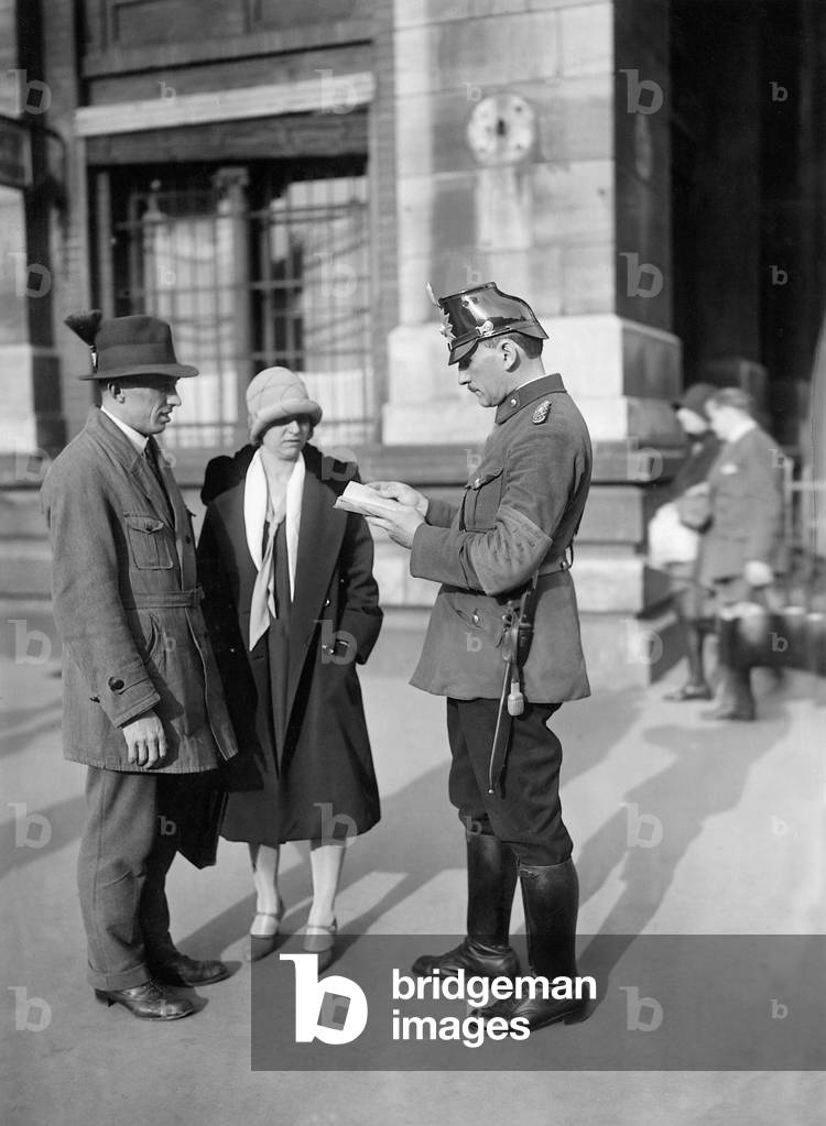 Policeman and passers-by in Berlin, 1929 (b/w photo)