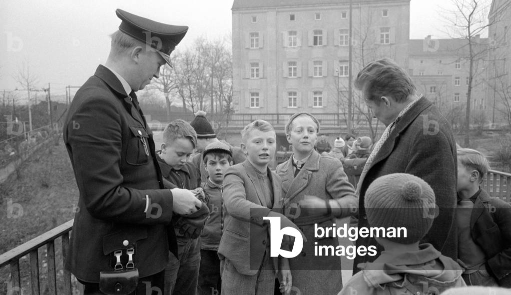 Child abduction experiment of the Kriminalpolizei (criminal investigation agency) in Augsburg, 1960 (b/w photo)