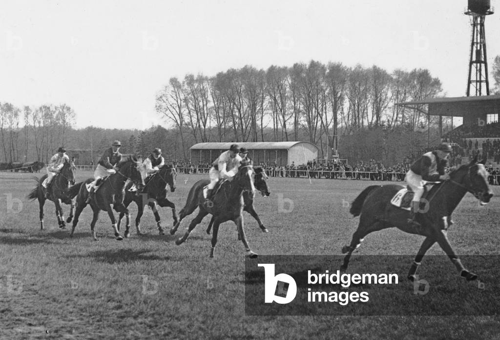 Horse race in Karlshorst, 1917 (b/w photo)