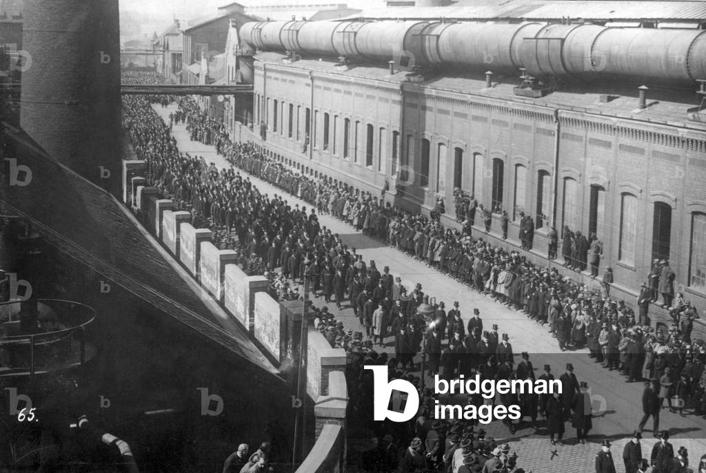 A funeral procession for the Essener Blutopfer (Essen blood sacrifice) at the Krupp company, 1920s