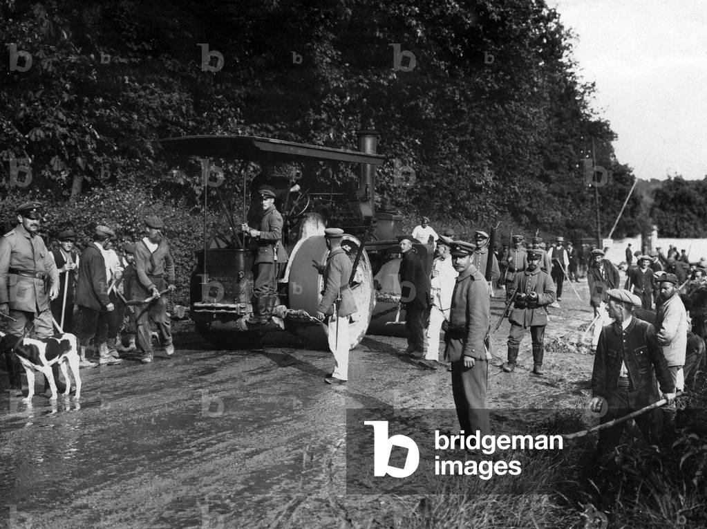 German soldiers and French civilians