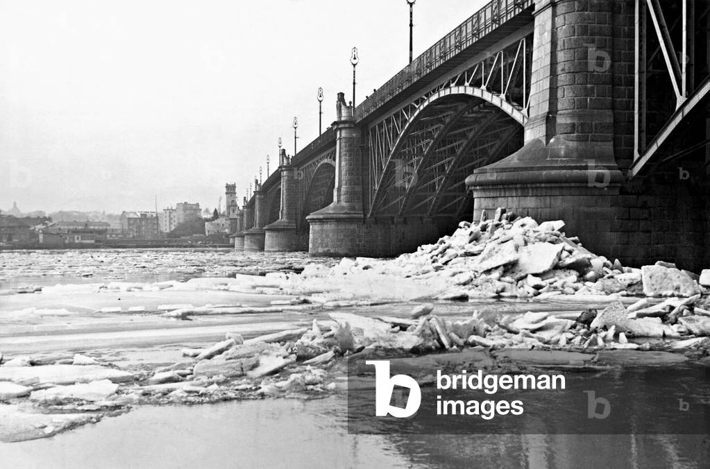 The Poniatowski Bridge in Warsaw (b/w photo)