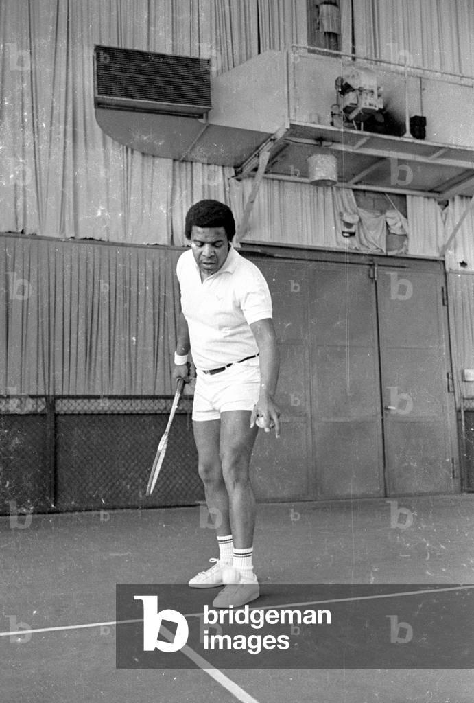 Roberto Blanco playing tennis, 1970 (b/w photo)