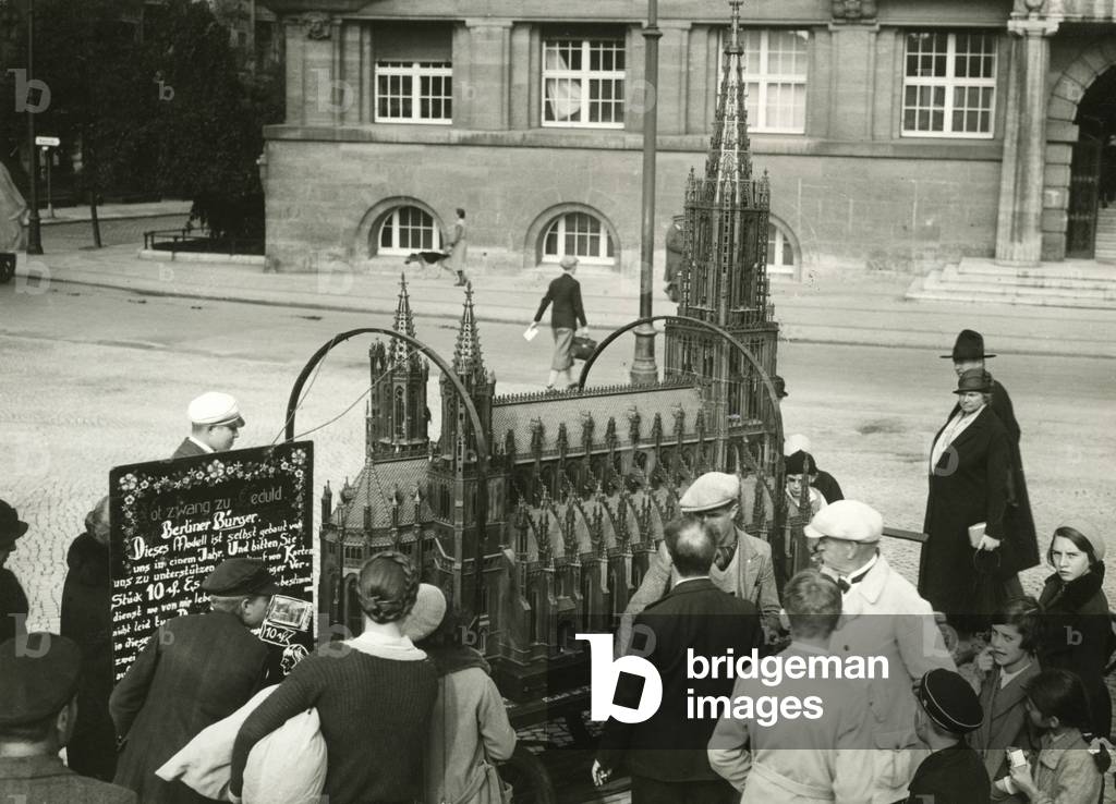Two Cologne artists present a model of the Ulm Cathedral in Berlin-Friedenau, 1932
