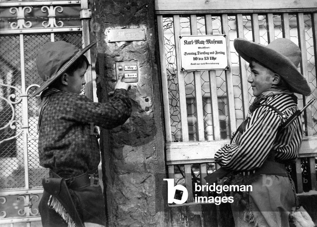 Children in front of the Karl May Museum in Radebeul, 1937 (b/w photo)