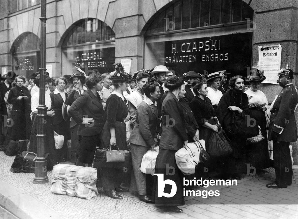 Women in fornt of a delivery point (b/w photo)