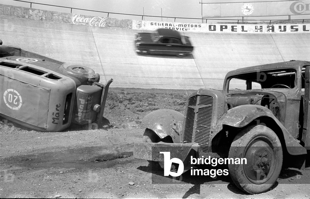 Racing scene from a stock car race on the Amor-Bahn in Munich, 1954 (b/w photo)