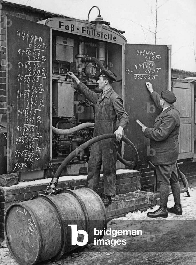 Large gas station, 1937