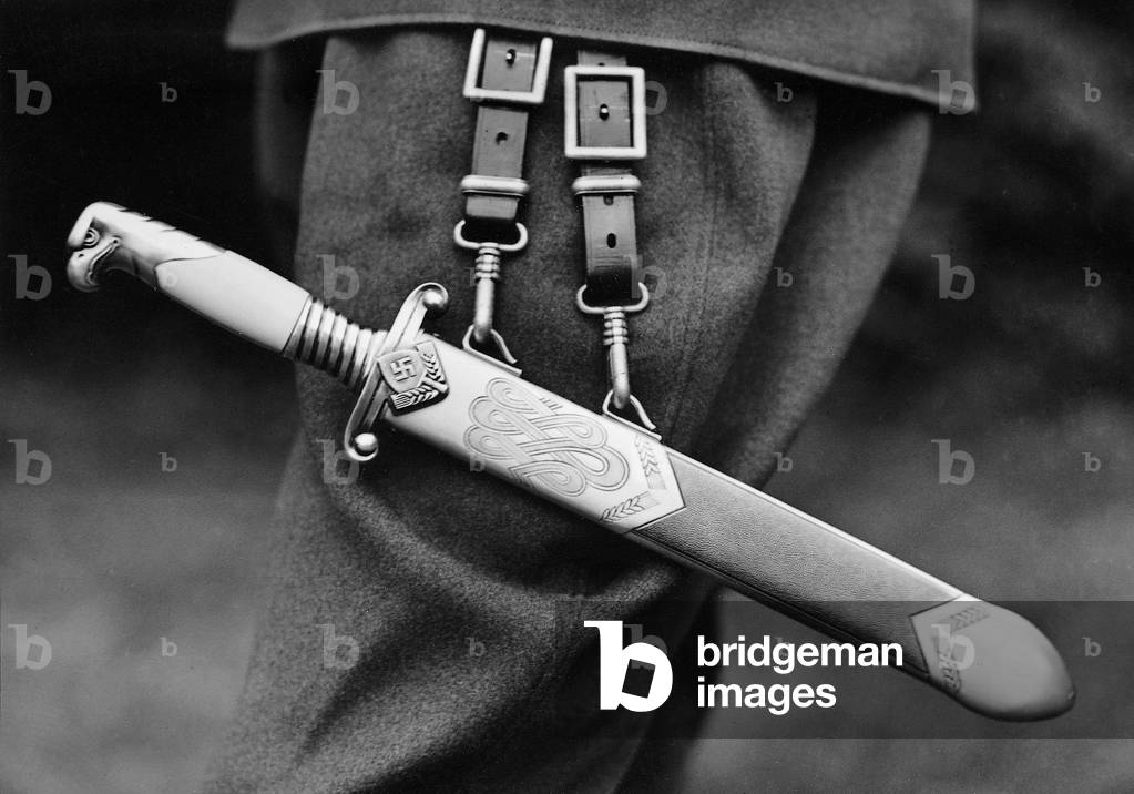 Dagger of the Reich Labour Service [Reichsarbeitsdienst, RAD], 1938 (b/w photo)
