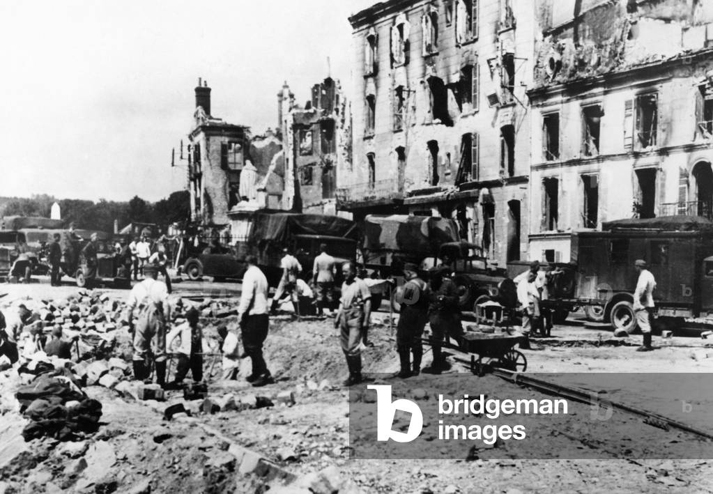 German soldiers repair destroyed roads, 9140 (b/w photo)
