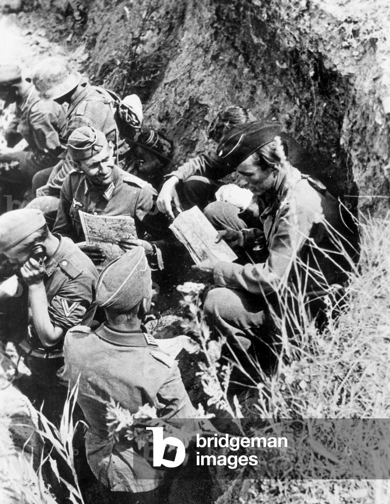 German officers discuss operation on the Eastern Front, 1943 (b/w photo)