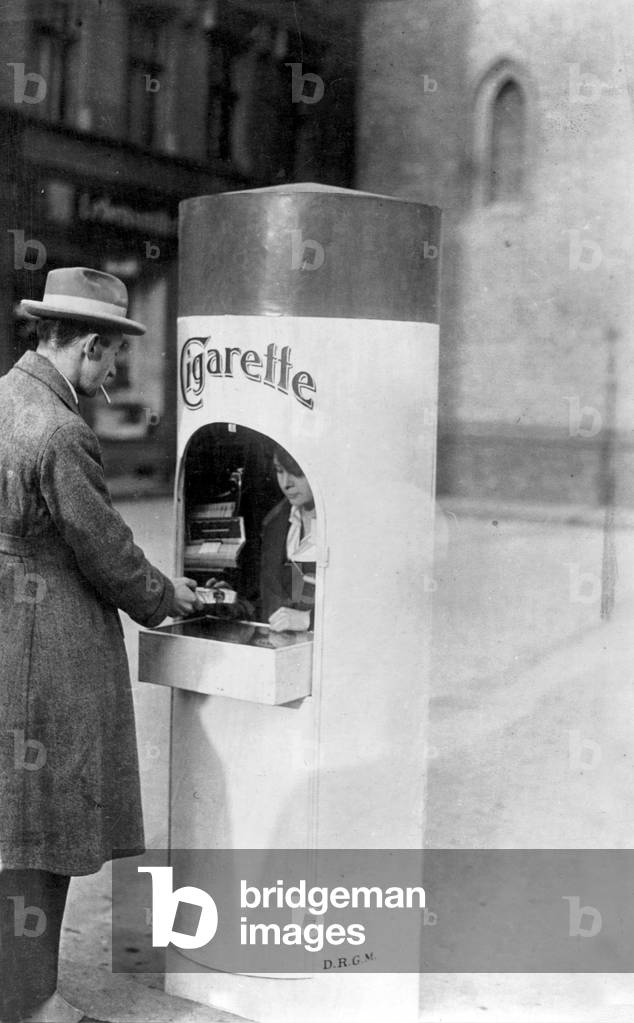 Cigarette stand in Berlin, 1923 (b/w photo)