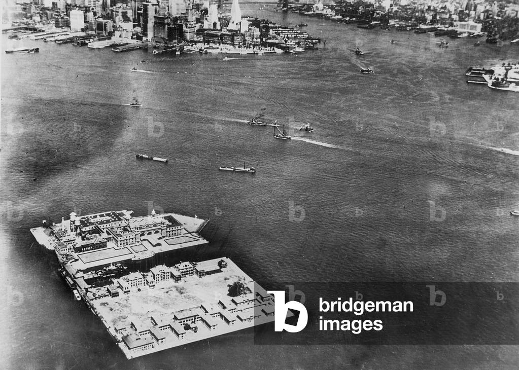 Ellis Island in front of New York, 1930 (b/w photo)