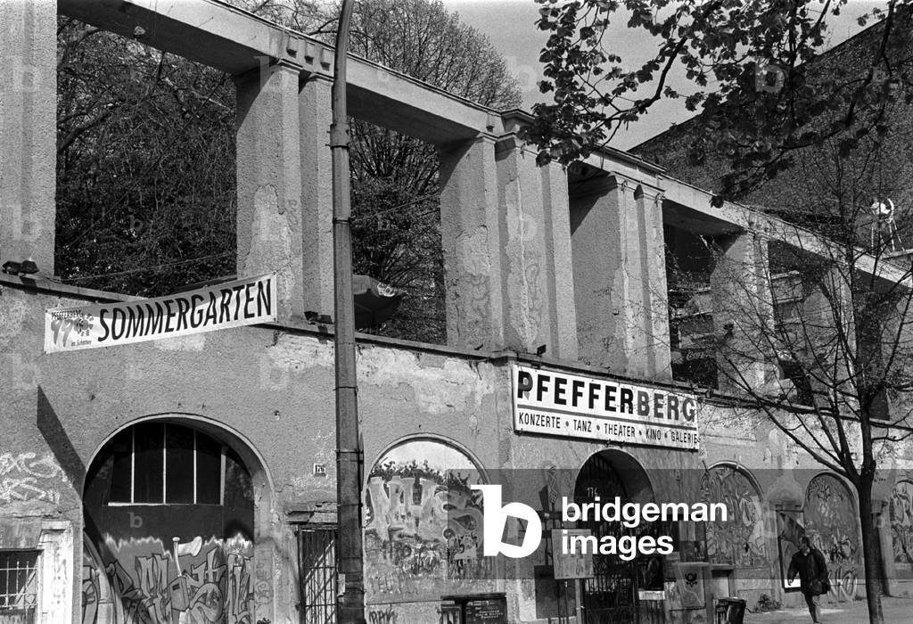 Sommergarten des Kulturzentrum Projekt Pfefferberg, Berlin-Prenzlauer Berg, 1999 (b/w photo)