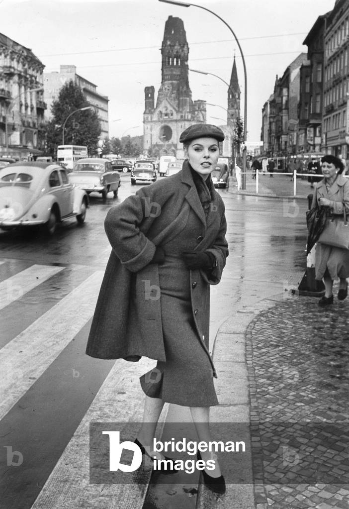 Women's fashion, 1955 (b/w photo)