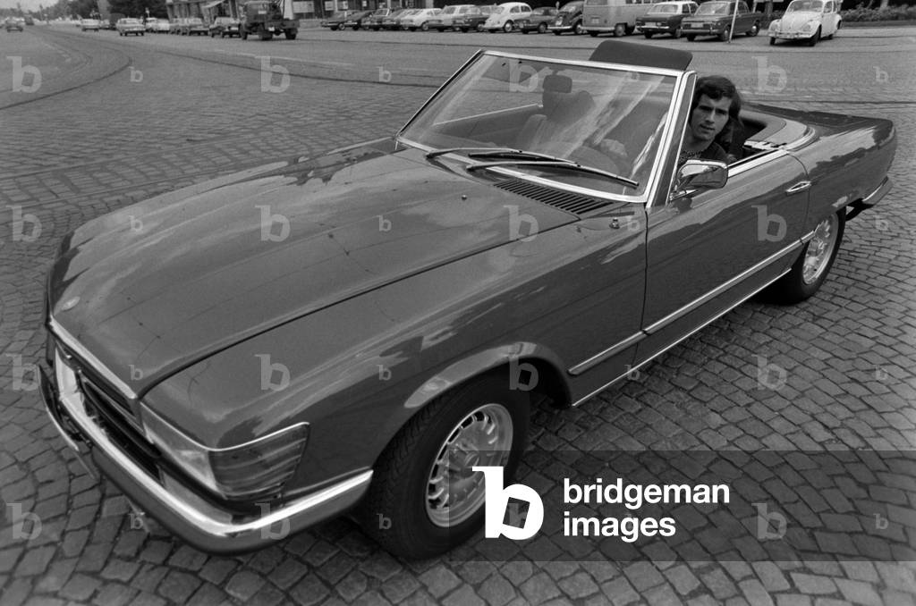 Bundesliga season 1971/1972: Gerd Mueller (Bayern) with his new car, a Mercedes 350 SL, 2nd July 1971 (photo)