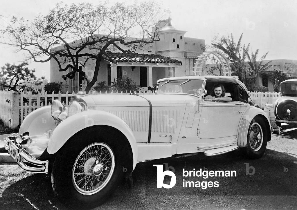Lilian Harvey in her Mercedes (b/w photo)