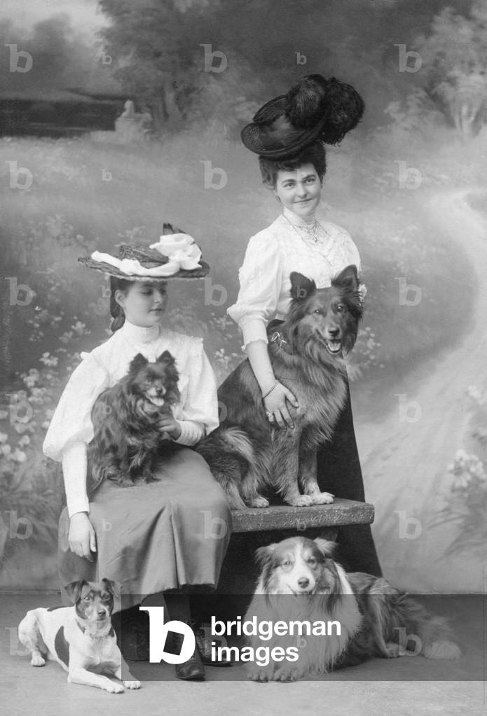 Hermine and Ida Reuss Elder Line, 1906 (b/w photo)