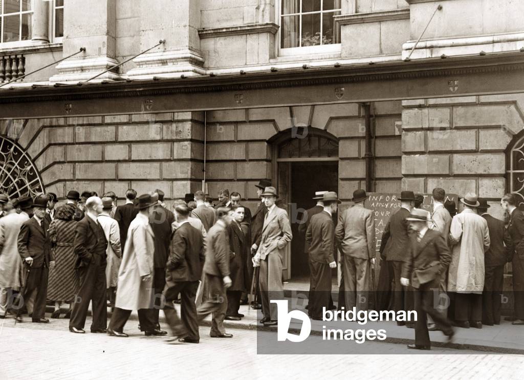 Men in front of a recruiting office in London, 1938 (b/w photo)