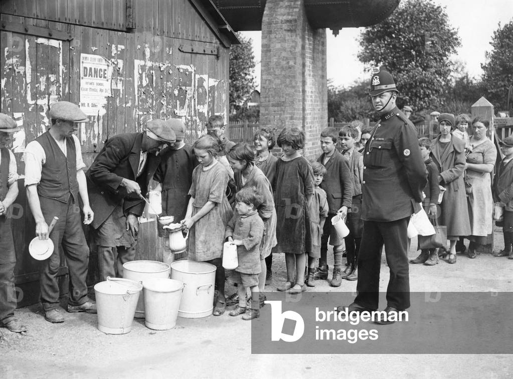Food distribution during the coal strikes in North Derbyshire, 1920s (b/w photo)