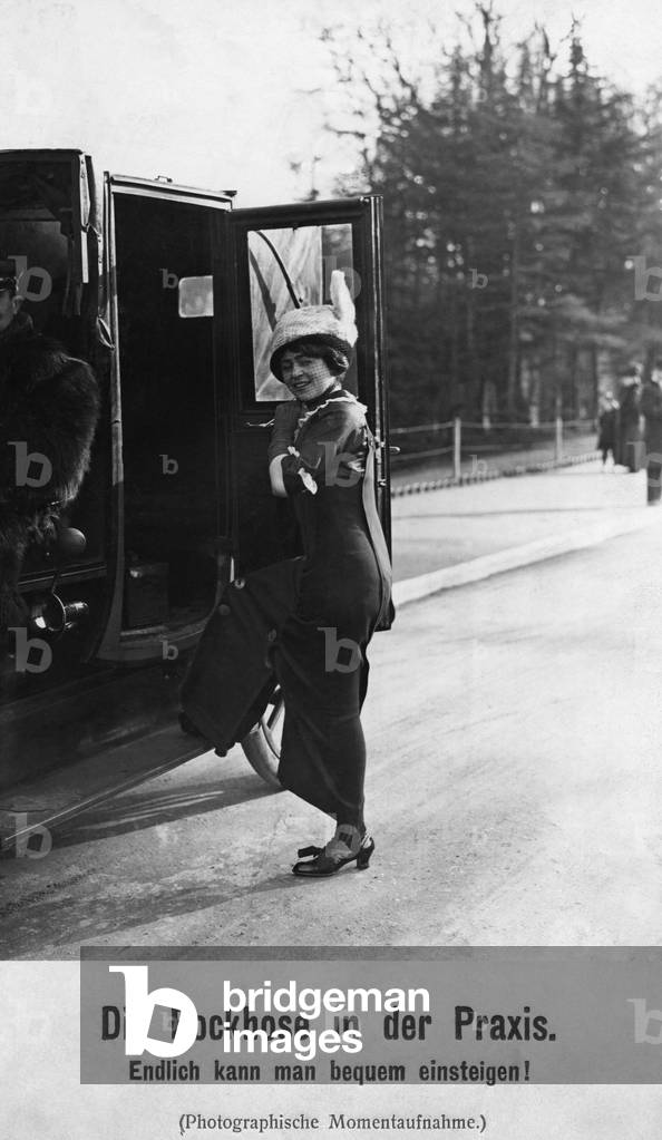 Women's fashion, 1911 (b/w photo)
