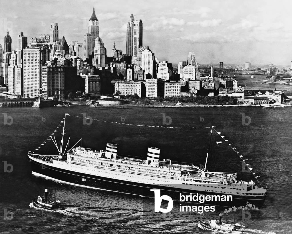 The 'Nieuw Amsterdam' in the port of New York, 1938 (b/w photo)