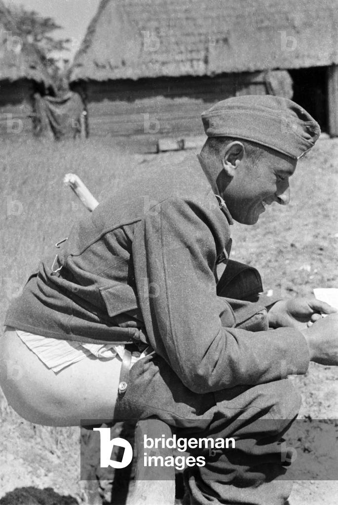 German soldier on the eastern front, 1941-1945 (b/w photo)