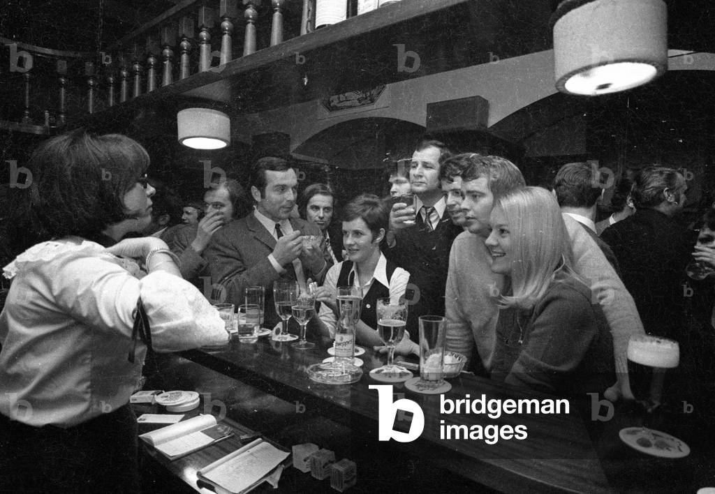 Toni Netzle at the 10th anniversary of the Alter Simpl, Munich 1970 (b/w photo)