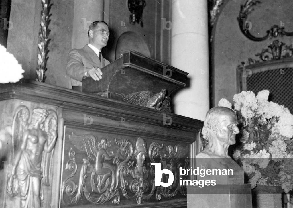 Rudolf Hess speaks at the 12th International Homeopathic Congress, 1937 (b/w photo)