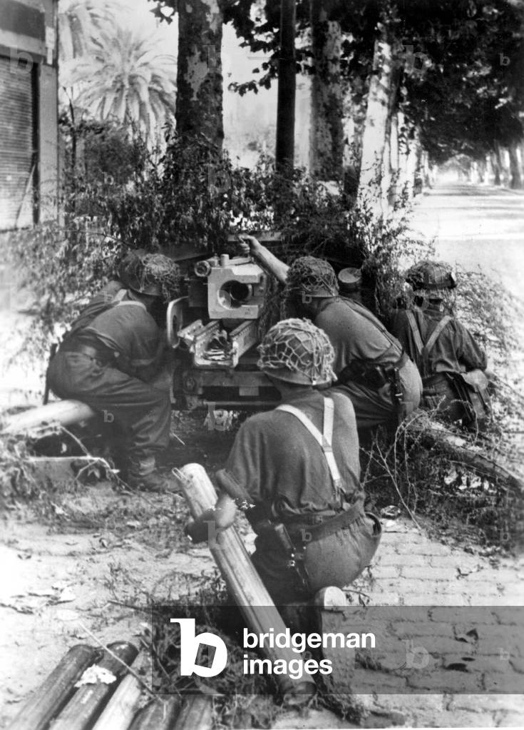 German antitank gun in Italy, 1944 (b/w photo)