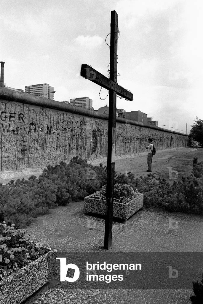 Kreuzberg: The cross in memory of Peter Fechter, who bled to death here, 1992 (b/w photo)