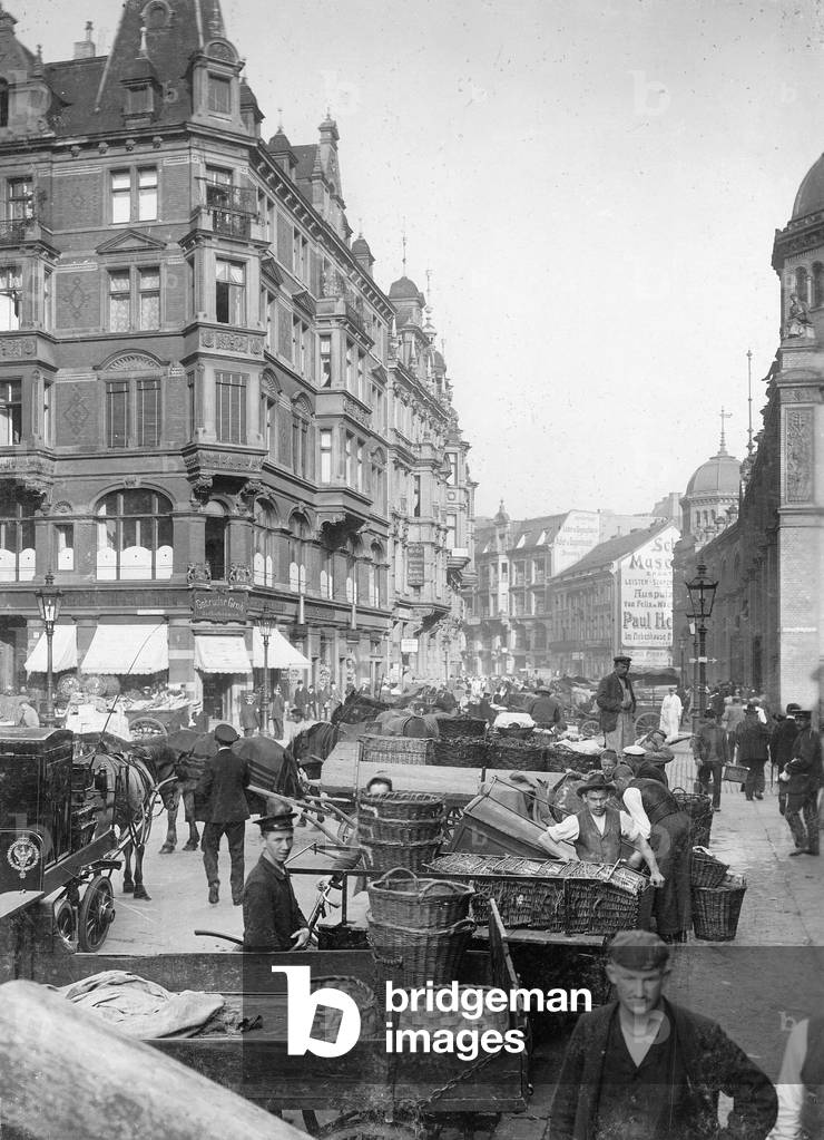 Market in Friedrichstrasse in Berlin, 1906 (b/w photo)