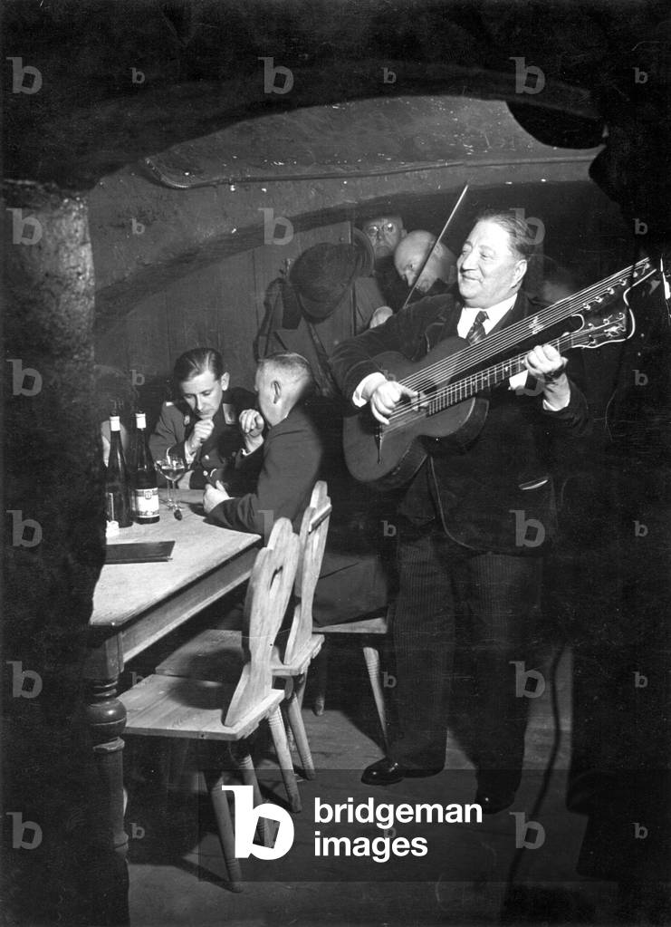 Wine restaurant in Berlin, 1936 (b/w photo)
