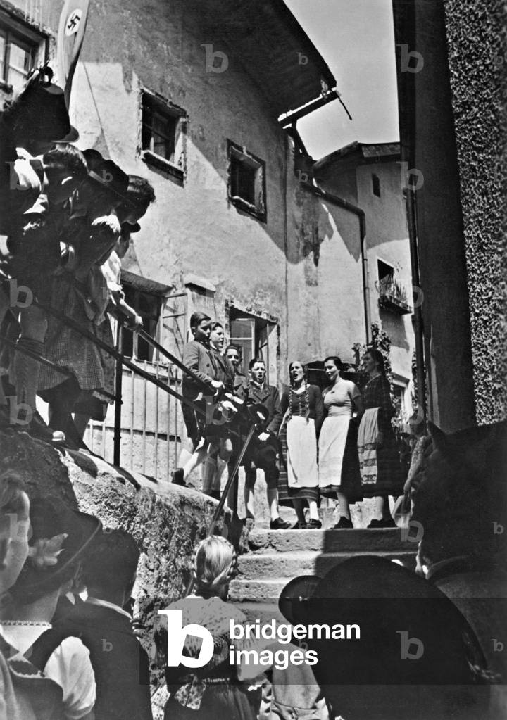 Children singing for prizes in Burghausen an der Salzach, 1936 (b/w photo)
