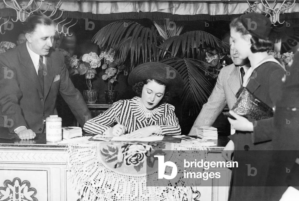 Jenny Jugo signs autographs, 1940 (b/w photo)
