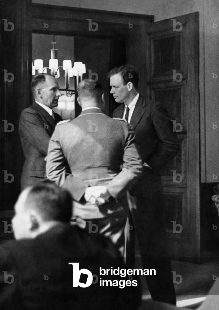 Wolfgang von Gronau in conversation with Charles August Lindbergh, 1936 (b/w photo)