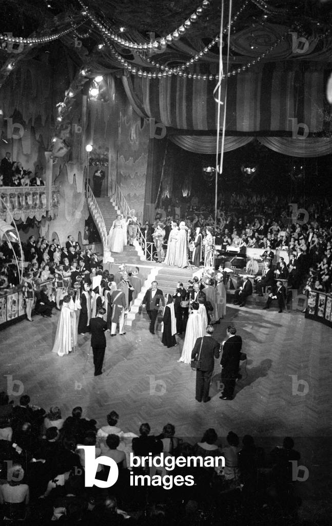 Film ball during Carnival at the Deutsches Theater in Munich, 1953 (b/w photo)