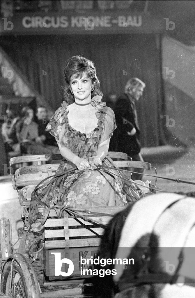 Gina Lollobrigida in the show Stars in der Manege, 1971 (b/w photo)