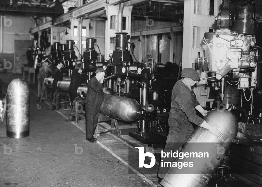 Defense industry in Great Britain, 1940s (b/w photo)