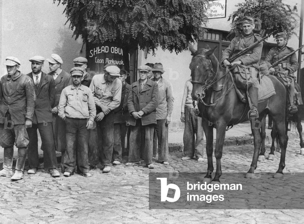 Captured Polish civilians during the Second World War (b/w photo)