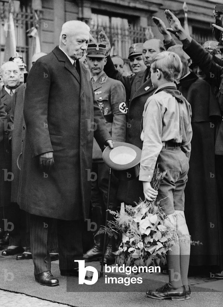 Harald Quandt hands a bouquet of flowers to President von Hindenburg (b/w photo)
